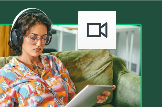 Mujer con audífonos mirando la pantalla de una tablet, junto a al ícono de reproductor de video